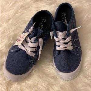 BNwT Sz 13 Girl’s Slip on Canvas Shoes !!